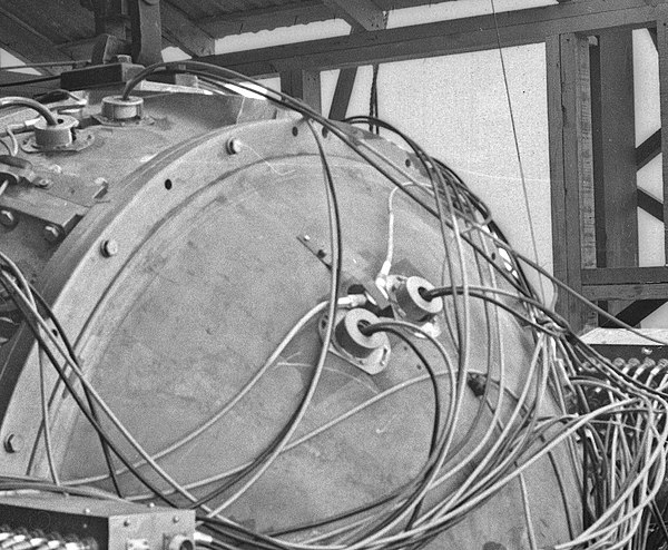 Closeup of a detonator set. The EBW is the Y-shaped device with two wires coming in at angles along the surface. The larger round objects with two wir
