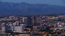 Innenstadt von Tucson abends mit University of Arizona Mitte links