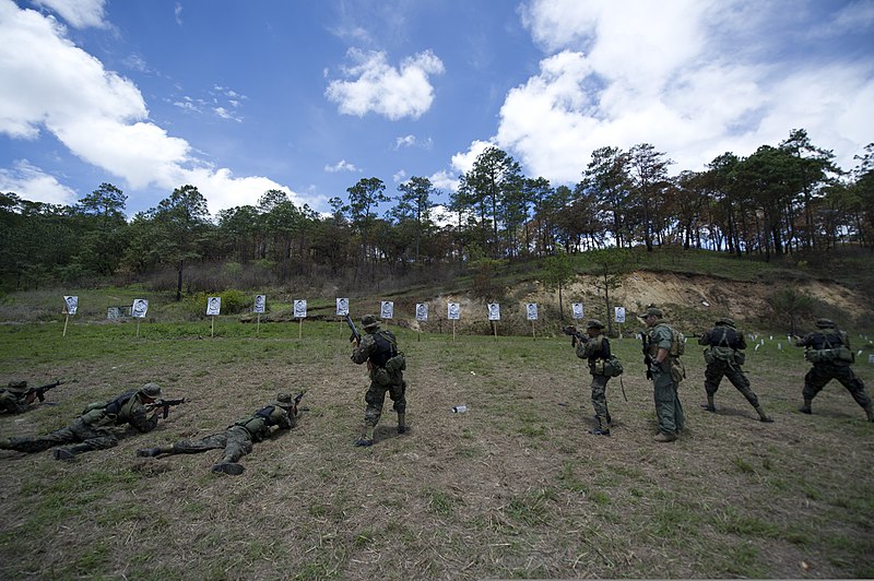 File:U.S. Border Patrol Agent Roberto Solar, with the Border Patrol Tactical Unit, instructs Guatemalan soldiers, with the Interagency Task Force Tecun Uman during weapons training in Guatemala, June 12, 2013 130612-A-TQ625-154.jpg
