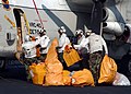 Des sacs postaux chargés à bord d'un C-2 Greyhound.