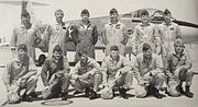 Алфред Ворден (стоји, први здесна) са колегама пилотима као полазник школе за пробне пилоте Ратног ваздухопловства САД, 1964. године