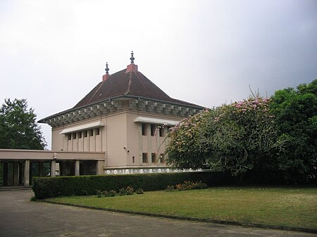 University of Peradeniya outside.jpg