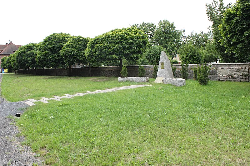 File:Víska (Višňová), památník posádce sestřeleného letadla (7).jpg