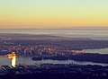 Panorama miasta od strony gór w kierunku pd, z cieśniną Georgia Strait i wyspą Vancouver w głębi
