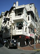 Vedat Tek'in kendisi için tasarladığı evi. Nişantaşı'nda yer alan bu bina şimdi restoran olarak kullanılmaktadır.