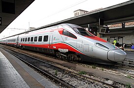 Frecciargento działa na liniach dużych prędkości firmy Trenitalia. Zatrzymuje się głównie w dużych miastach.