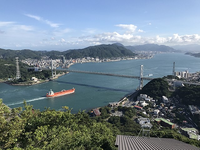 下関市の火の山から見下ろした関門橋の写真