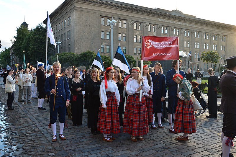File:Viljandi Kultuuriakadeemia rahvatantsijad Gaudeamusel 2014.JPG