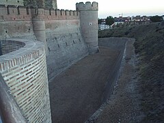 Vista del foso y de la muralla exterior del castillo de Medina del Campo.JPG
