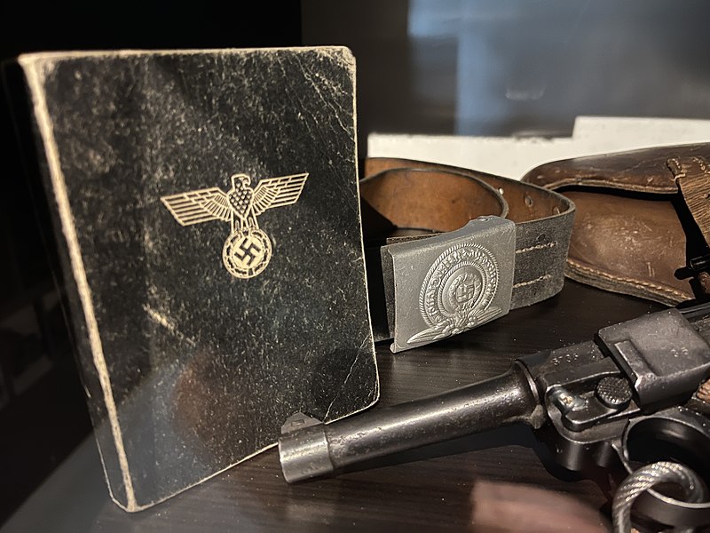 File:WW2 German Occupation of Norway. HEFT PARTEIADLER Booklet Nazi Eagle Soldatbok hakekorsørn. SS KOPPELSCHLOSS Meine Ehre heisst Treue Belt buckle. 9 mm LUGER P08. Pistolentasche holster. Bergenhus Festningsmuseum Bergen, Norway 2021.jpg