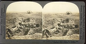 Batalla de Cambray.  Soldados británicos en las trincheras.  Un tanque británico Mark IV cruza una trinchera.