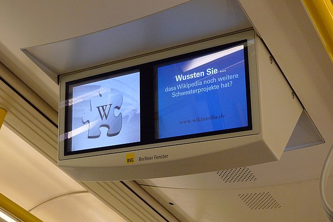 A commercial at Berlin U-Bahn that reads: "Did you know... that Wikipedia has more sister projects?", followed by an URL to Germany's Wikimedia chapter