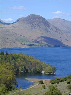 Yewbarrow sett over avløpsvann med Great Gable i bakgrunnen