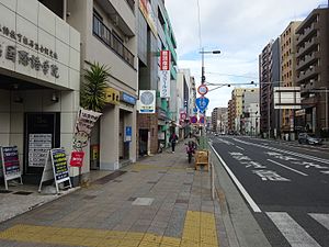 國道16號與吉野町站2號出入口（圖片左側）（2016年2月）