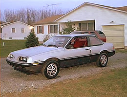 Un coupe Pontiac Sunbird din 1986