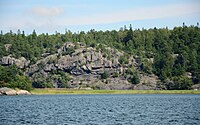 Öns södra del domineras av de mäktiga Söderuddsbergen.