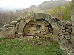 Остаток од камени засводени ѕидини крај влезот