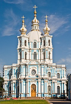 La cathédrale de Smolny à Saint-Pétersbourg, d’architecture baroque. (définition réelle 2 400 × 3 510)