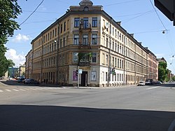 Vlevo - Degtyarny Lane, vpravo - ulice Moiseenko