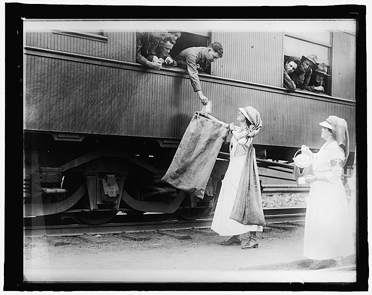 File:-121 American Red Cross canteen and mail service, Union Station, (Washington, D.C.) LCCN2016824404.jpg