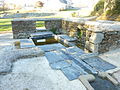 Loc-Eguiner-Saint-Thégonnec : le lavoir adjacent à la fontaine Saint-Jean