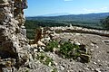 Aussicht von der Burgruine Aguilar auf die Corbières, im Hintergrund die Pyrenäen