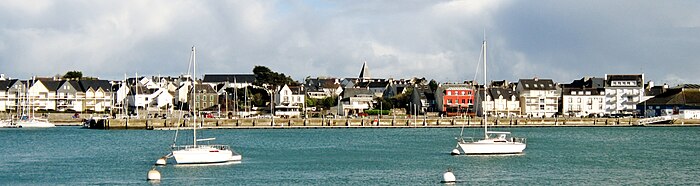 Le port et la ville d'Étel (rive gauche de la Rivière d'Étel) vus du Magouër (rive droite).