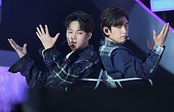 Got7 по време на S&F Inkigayo in Daejeon през септември 2017: Джейби и Джинйонг.