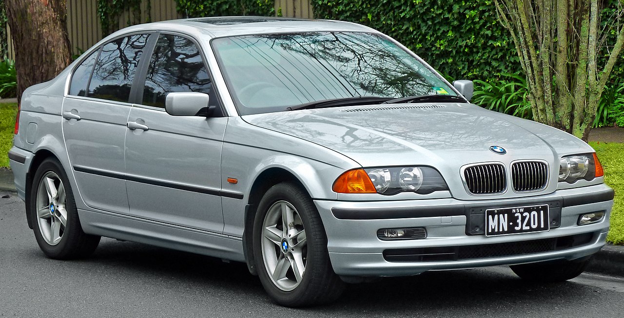 1280px-1998-2001_BMW_328i_%28E46%29_sedan_%282011-07-17%29_01.jpg