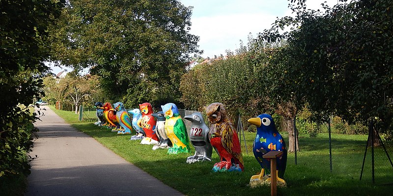 File:2007, 1000jähriges Bestehen der Stadt Holzgerlingen, "StadtArt", Großskulpturen - Eule und Rabe - aus Kunstharz, entworfen von Edgar Haydl bei dem Museums Radweg, Würm.Rad.Weg - Heckengäu Natur Nah, Skulpturenweg - panoramio (2).jpg