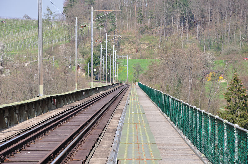 File:2010-04-17 15 20 35 Switzerland Ossingen Tüfenau.jpg