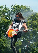 2015 - La guitare « fumante » d'Ace Frehley - Hellfest.