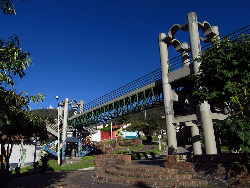 File:2018 Bogotá - Puente petonal sobre la avenida Calle 7 entre LA Candelaria y el barrio Belén.jpg