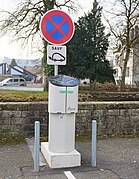 Terminál elektromobilu opatřený značkou zakazující jiným vozidlům parkovat nebo zastavovat.