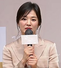 2021 Song Hye-kyo 송혜교 Nu bryter vi upp presskonferensen (1).jpg