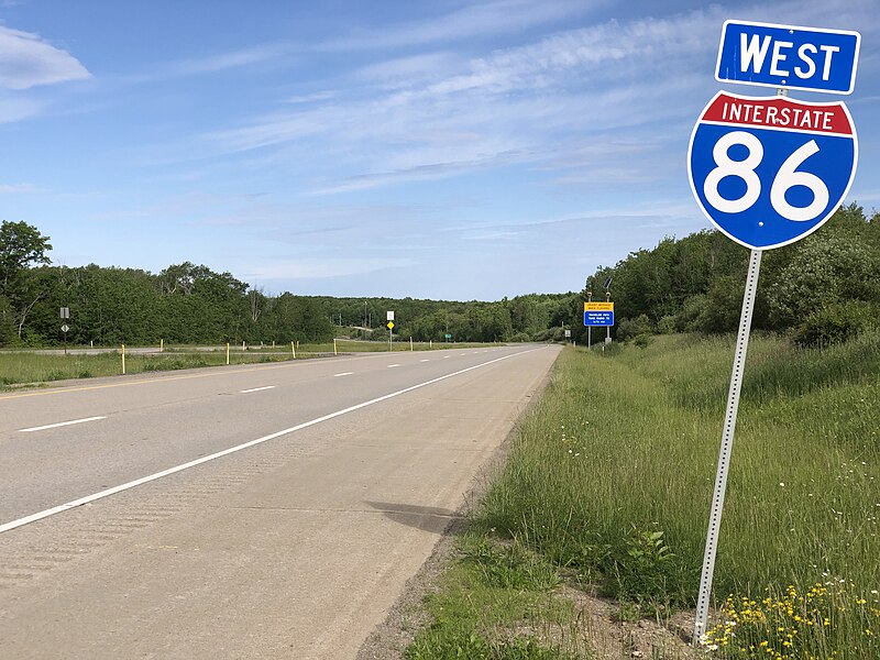 File:2022-06-05 09 09 22 View west along Interstate 86 west of Exit 3 in Greenfield Township, Erie County, Pennsylvania.jpg