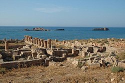 Costa mediterranea presso l'antica città portuale di Apollonia