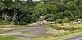 Le pont-digue de Kerjean sur la route départementale no 28 et le fond de la ria du Conquet à marée basse.