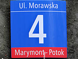 Tabliczka adresowa na budynku przy ul Morawskiej 4 w Warszawie