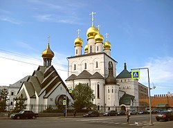 Fedorowski-Kathedrale (östliche und nördliche Fassade, von der Mirgorodskaja-Straße aus gesehen, Sommer 2017)