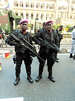 Royal Malaysian Navy PASKAL operators stand-by tijdens de 59e Nationale Dag Parade van Maleisië op Merdeka Square, Kuala Lumpur . De ene is bewapend met een 7,62 mm HK417 Sniper Rifle (links), met een 8X-kijker bevestigd, achterstevoren gemonteerd.