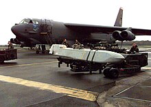 Embarquement d'un AGM-86C à bord d'un B-52 à RAF Fairford le 30 mars 1999 durant la guerre du Kosovo.