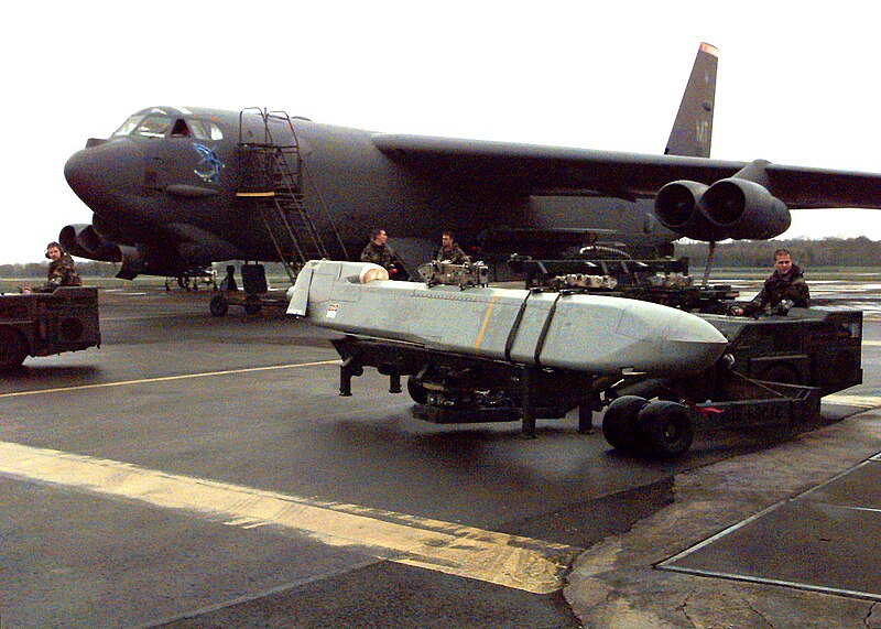 File:AGM-86C to a waiting a B-52H Stratofortress at RAF Fairford, March 30, 1999.jpg
