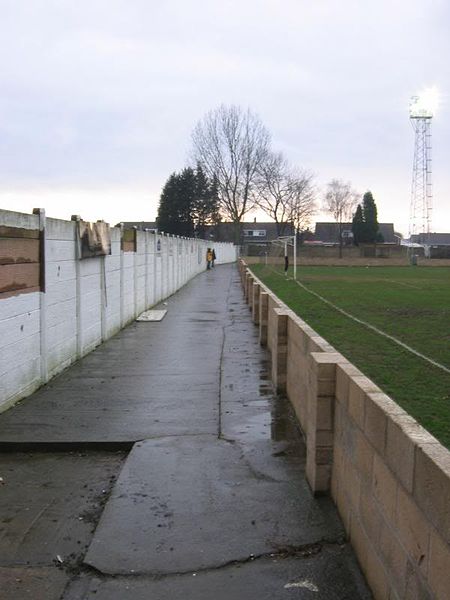 File:ARMTHORPE WELFARE FC park end.jpg