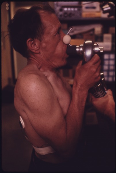 File:A MINER AT THE BLACK LUNG LABORATORY IN THE APPALACHIAN REGIONAL HOSPITAL IN BECKLEY, WEST VIRGINIA, IS HAVING HIS... - NARA - 556568.tif
