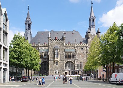 So kommt man zu dem Aachener Rathaus mit den Öffentlichen - Mehr zum Ort Hier