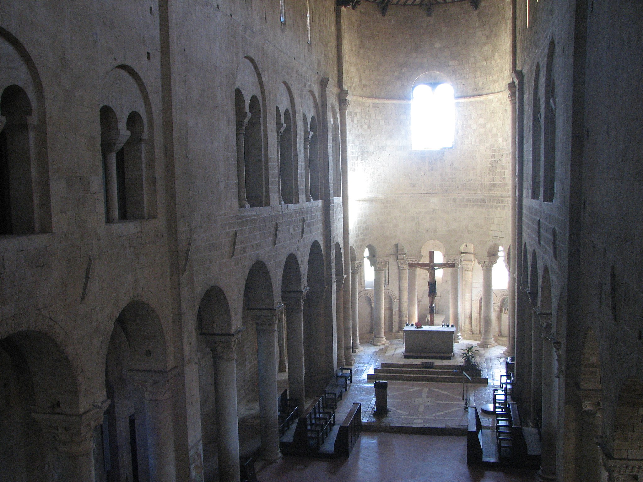 Abbazia di Sant'Antimo - 45 - La navata centrale vista dal matroneo