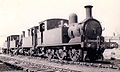 English: Railway Tank Engine. Photographed at Eastleigh 1949. Adams 0-6-0T Class G6. Built 1894-1900. Deutsch: Adams Tenderlokomotive Baureihe G6, Achsformel 0-6-0 (UIC-Schema: C), in Eastleigh bei Southampton 1949. Diese Baureihe wurde zwischen 1894 bis 1900.