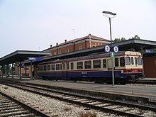 L'automotrice FS ALn 663.905 SI, nella vecchia livrea della Sistemi Territoriali, in sosta sul binario 2 del piazzale della stazione di Adria.