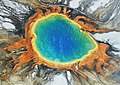 La Gran Fuente Prismática, o también conocida en inglés como Grand Prismatic Spring, en el parque nacional de Yellowstone es la mayor fuente de aguas termales en los Estados Unidos, y la tercera más grande del mundo, detrás del lago Frying Pan en Nueva Zelanda y del lago Boiling en Dominica. Por Carsten Steger.